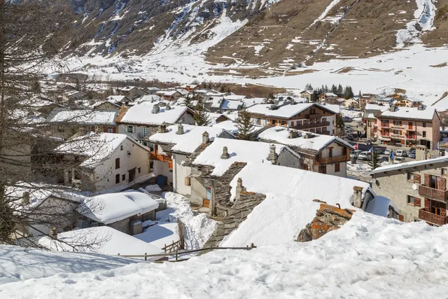 Toits enneigés de village français Bonneval sur Arc en Savoie en hiver