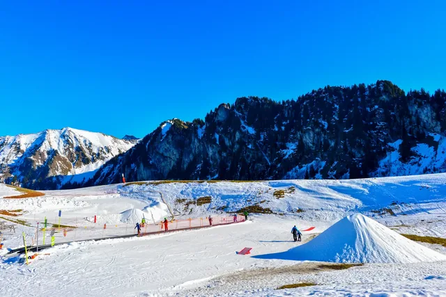 Präparierte Skipiste im Skigebiet Vounetse bei Charmey