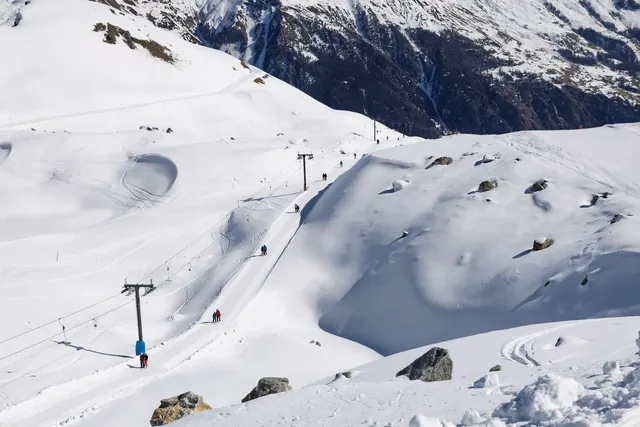 Piste de ski et téléski dans la station de sports d'hiver d'Evolène en Suisse