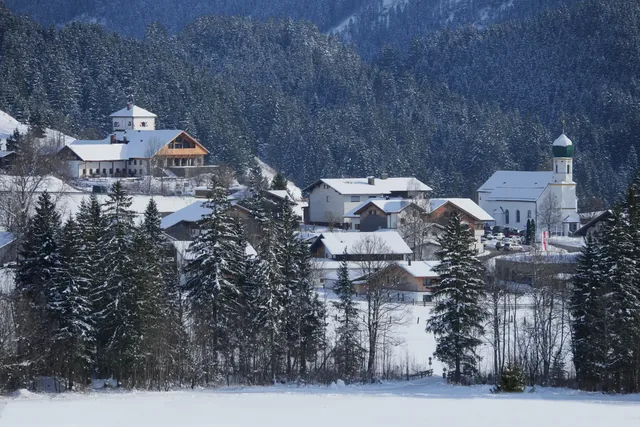 Winter im Tannheimertal mit Blick zur Ortschaft Grän