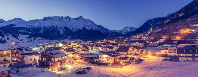 Skiort Nauders bei Nacht, vintage