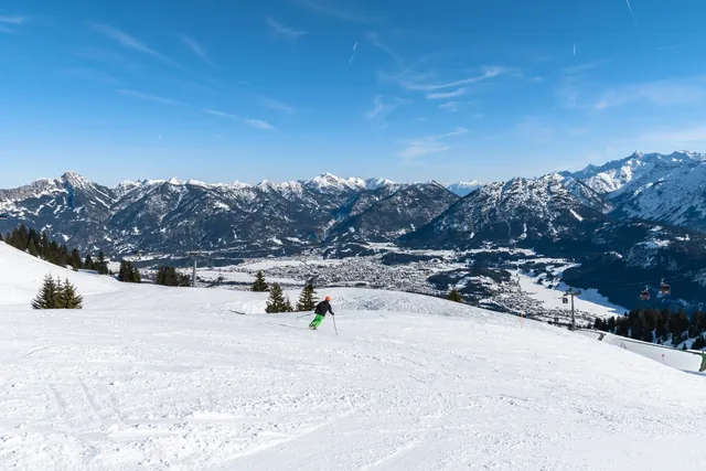 Reutte Hahnenkamm: панорама гор в солнечный день