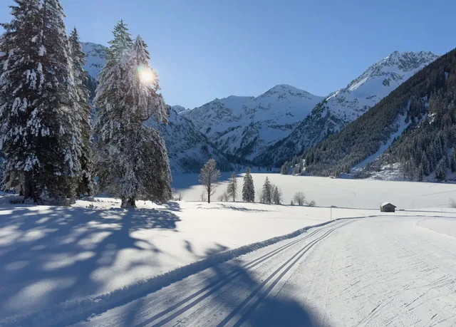 Cross country skiing track at lake Vilsalpsee in the Tannheim Valley, Tyroll, Austria