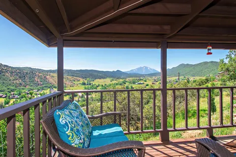 Hillside Cabin w/ wrap around porch w/ mtn views