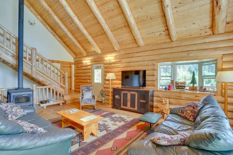 13 Mi to Mt Shasta: Log Home on 60 Acres!