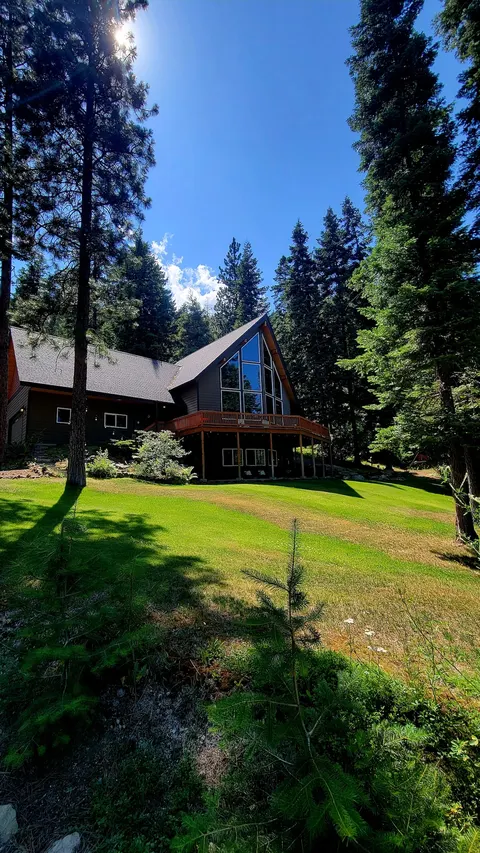 Mountain Retreat, steps from Skiing, Mountain Biking, and Hiking