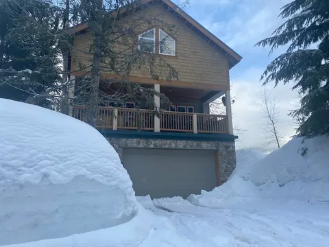 Conifer Cabin Vacation Rental at Snoqualmie Pass