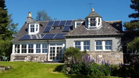 Fabulous sunny house in large private gardens. Sun porch & patio. Mountain views