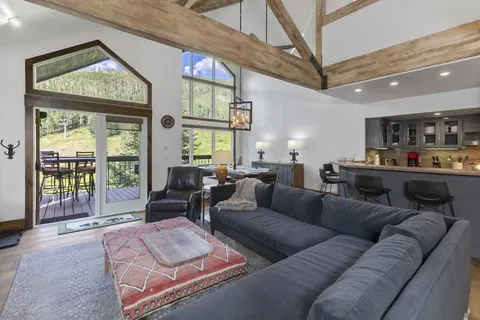 Prime Ski In/Ski Out Townhouse, Steps to the Village, Sleeps 8, License # 000976