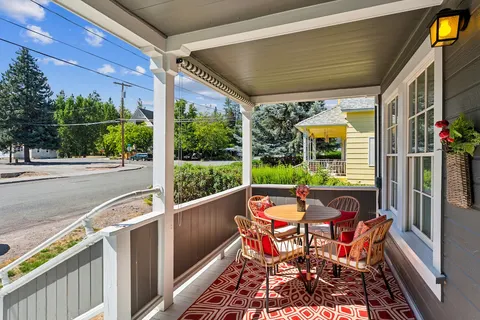 Charming Downtown Mccloud Retreat 2 Bedroom Home by RedAwning