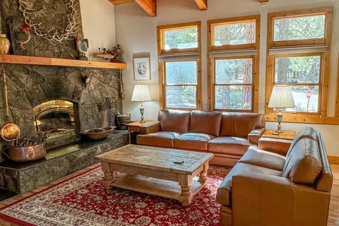 Lovely lodge with a pool table access to slopes & more