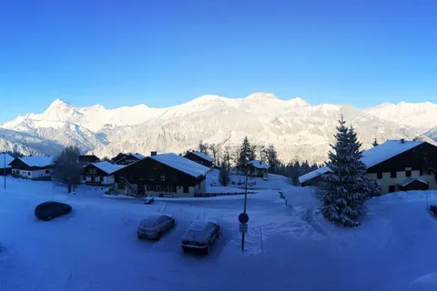Ski-in/out apartment facing the Aravis