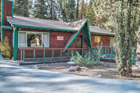 Serene Cabin w/ Hot Tub < 1 Mi to Bear Mountain!