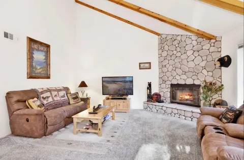 Bear Meadows Retreat by Destination Big Bear : Walk to Bear Mountain! Wifi! BBQ! 2 Master Suites! Internet! Cable TV!