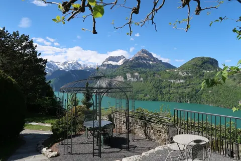 Comfortable apartment in a unique location directly above Lake Lucerne