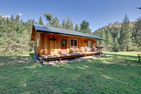 Cozy Countryside Cabin in Robie Creek Park!