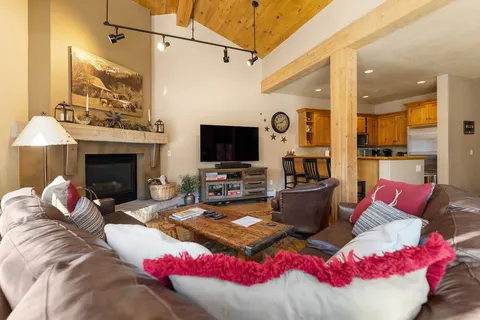 Spacious Patio w/ Gorgeous Mountain Views in Cozy Condo Near Resort Shuttle