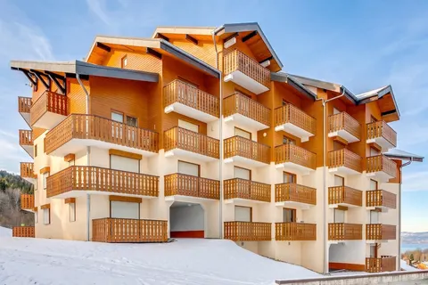 Thollon Apartment, lake