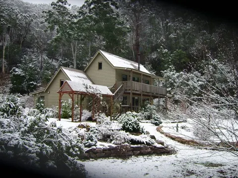 Shadybrook Alpine Apartment with magnifican gardens and river frontage.