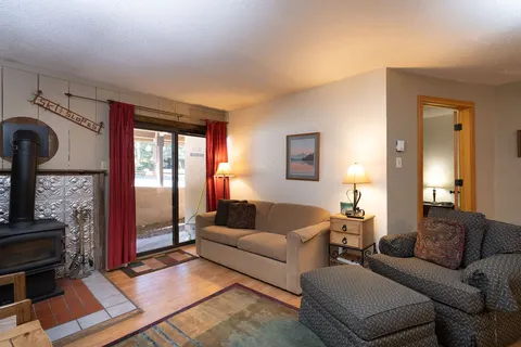 Value Condo, Hot Tub and Pool, Walk to Trails!