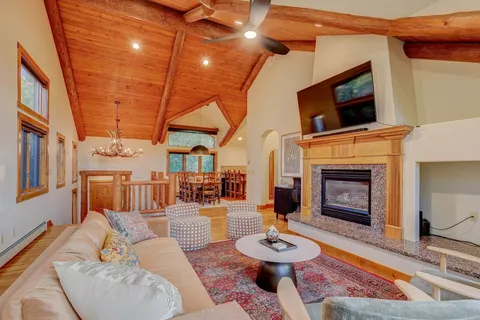 Spacious 4BR 4BA Mountain Retreat with Beaver Creek Shuttle