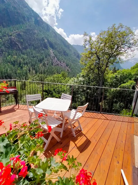 Panoramic cabin in an Alpine village