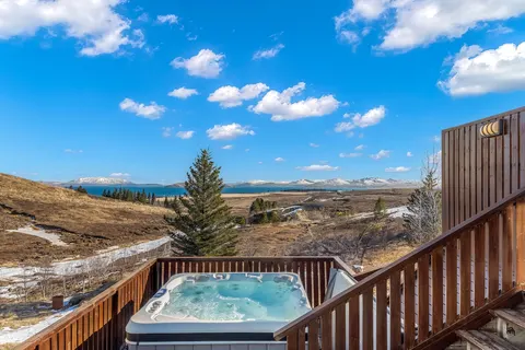 Scenic Retreat by Lake Þingvellir with Jacuzzi