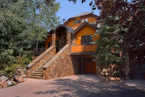 Walk to town! 4 King Beds! 4.5 baths!