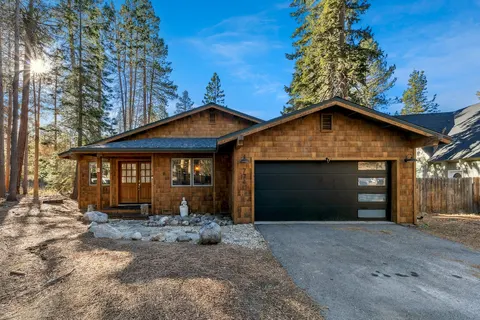 Upscale Ranch w/Hot Tub by Meadow