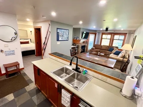 SKI-SLOPE VIEW, 3rd Flr, 1 Bed + Den! Heated Pool!