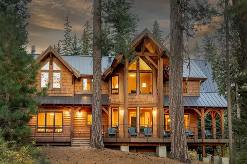 Spacious Luxury Cabin w/Hot Tub Private Lake- Bend