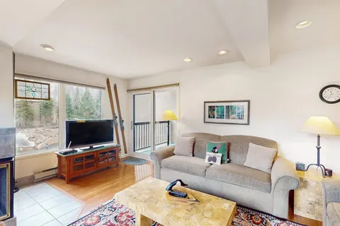 1BR Mtn-view condo w/fireplace, hot tub, pool, W/D
