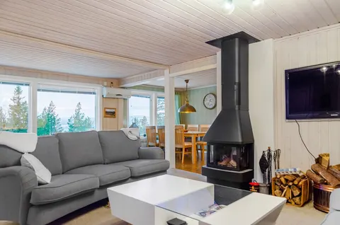 Cozy mountain cabin with sunny location & mountain views