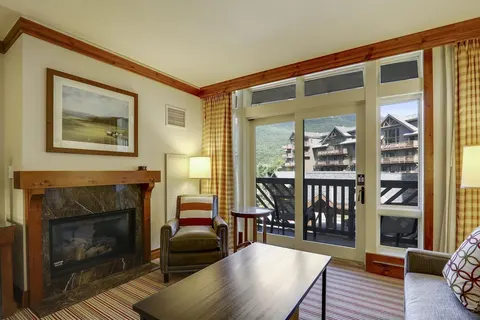Stowebound: Spruce Peak studio w/ fireplace & a/c!