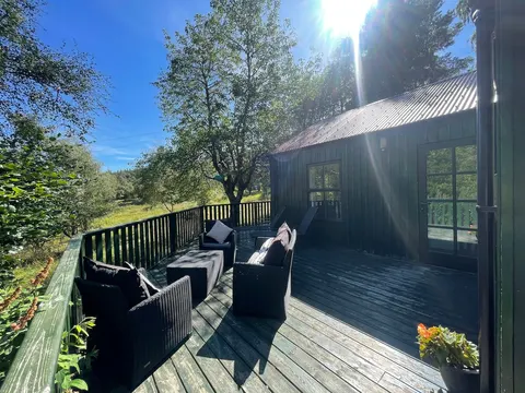 2 bed cabin with on site parking and great views