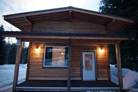 Spirit Bear Cabin, with Loft and Hot Tub !!