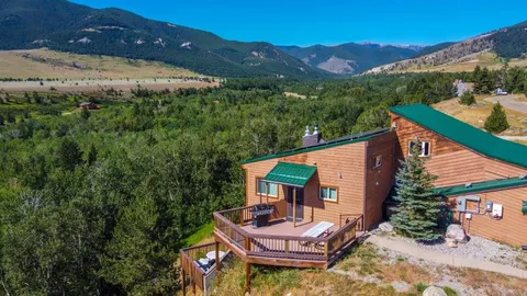 Bannock Trail Lodge-Sleeps 19-Pet-Friendly-Hot Tub