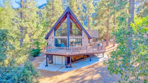 Large A-Frame Cabin, kids treehouse, private road