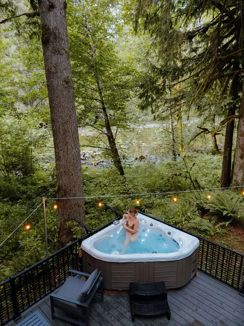 Hunts Hut: spa, river view, generator, 15mi to ski