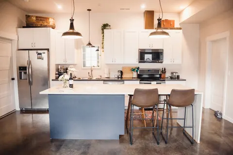 Newly built modern home minutes from town & Ridge