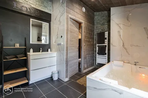 Cocoon love with balneotherapy bathtub