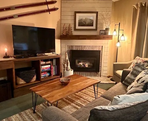 Cozy Ski-In/Ski-Out Escape at Sugarloaf with AC