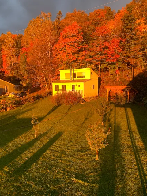 Chalet by the river and at the foot of the Massif