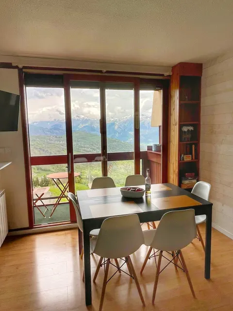 Bright 2-room+alcove apt, slopeside, balcony