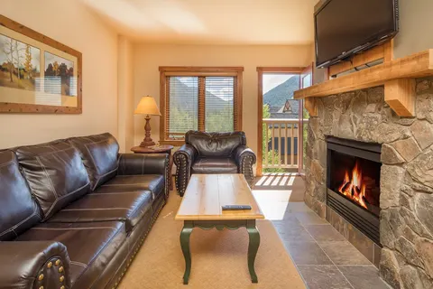 2258 | Gorgeous views, wood floors, 4 season pool.