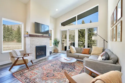 Hot Tub, Modern Home, Hiking and Fishing Close!