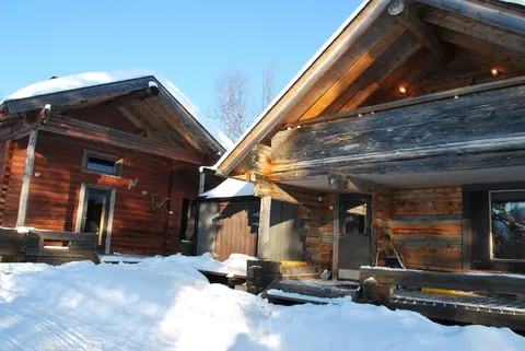Northern lights home opposite the mountains
