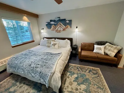 The Meadows- Charmed Hotel Unit Steps to Ski Lifts