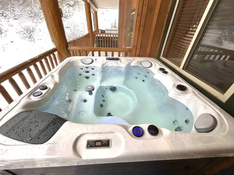 Apex Lookout Hiking Basecamp with Hot Tub
