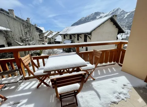 Balcony & serenity peak views